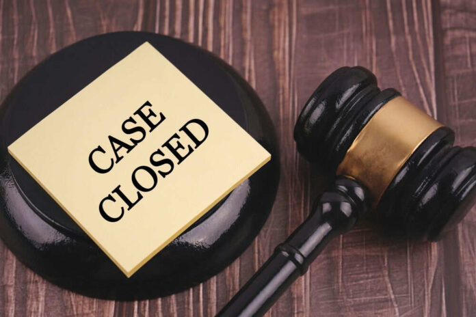 shutterstock_2485976345.jpg Gavel and case closed note on table