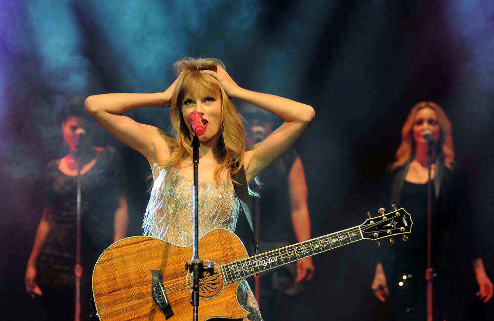 Taylor Swift’s BOLD Move Straight Shooter News(00)