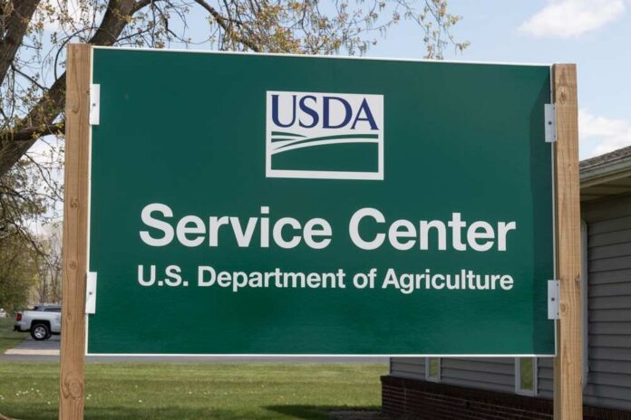 Warsaw,-,Circa,May,2023:,Usda,Service,Center.,The,Us Recall notice over grocery store shelves.