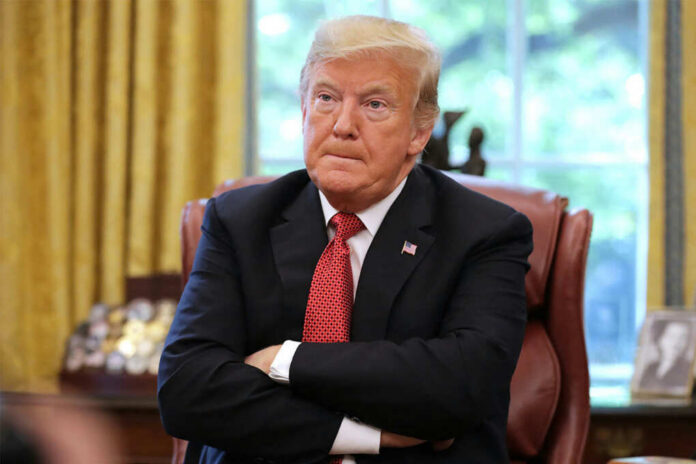 trump-arms-folde Donald Trump