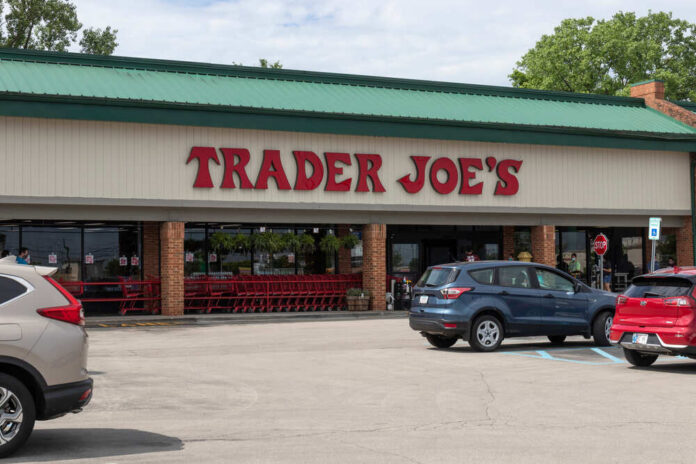 Indianapolis,-,Circa,May,2020:,Trader,Joe's,Retail,Location.,Trader Recall notice over grocery store shelves.