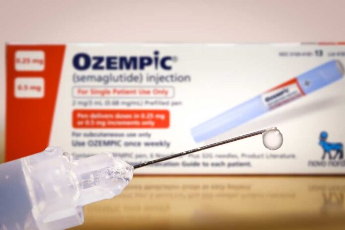 Tarragona,,Spain.,November,28,2023:close-up,Of,A,Drop,In,A Ozempic injection pen with a droplet at the needle tip