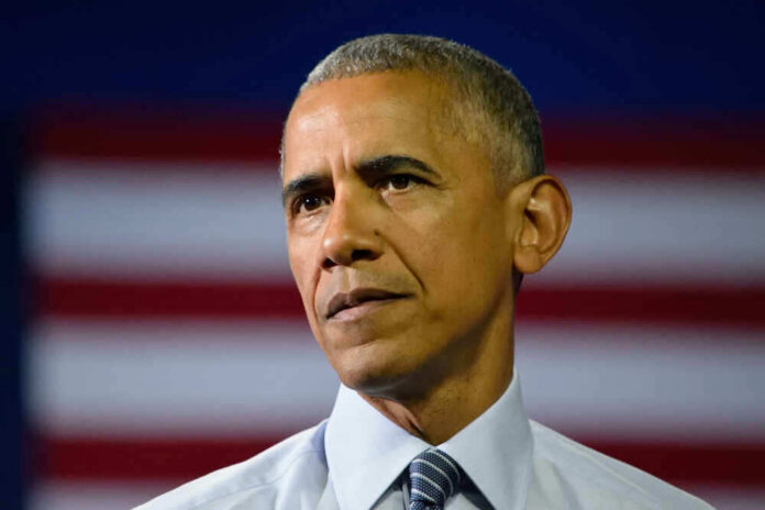 shutterstock_449433211 Barack Obama in front of flag.